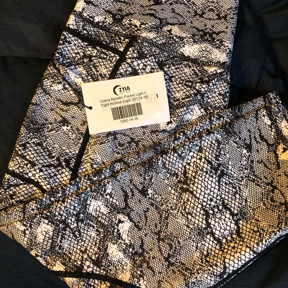 NWT Zyia cobra metallic light n tight Capri